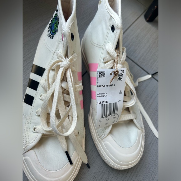 adidas Andr Saraiva x Nizza Hi RF 'The World Needs Love' women’s US size 6. - Picture 4 of 6